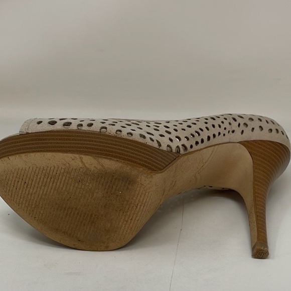 ENZO ANGIOLINI Nordstrom Shoes Heels Pumps Cream Suede Perforated Size 6.5 - Picture 11 of 13